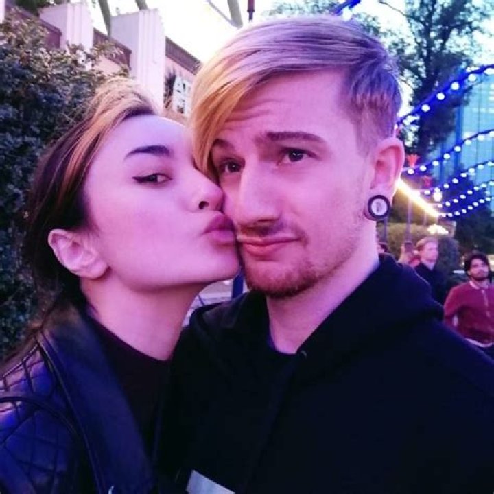 
8 Bitryan is Not Married to Wife. Dating Girlfriend: Pauline 