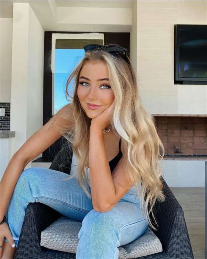 
Alexi Rozmajzl Height, Weight, Net Worth, Age, Birthday, Wikipedia, Who, Nationality, Biography 