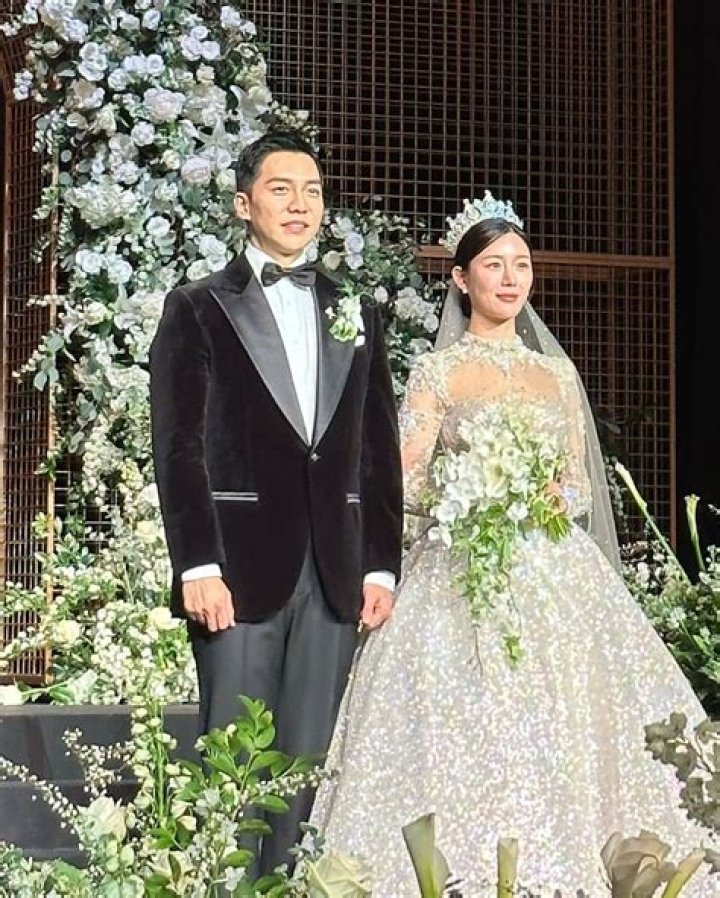 
“Another celebrity marriage!”: Lee Seung-gi announcing wedding plans with Lee Da-in creates furor in the K-drama fandom 