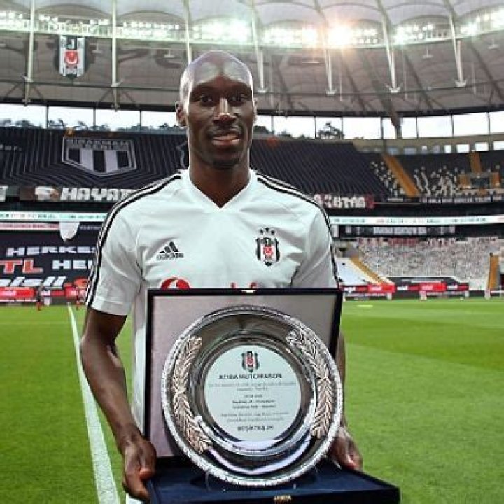 
Atiba Hutchinson Height, Weight, Net Worth, Age, Birthday, Wikipedia, Who, Nationality, Biography 
