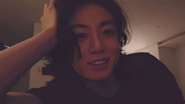 
BTS’ Jung Kook entertains ARMYs by singing NewJeans, SEVENTEEN, Sam Smith, and more in surprise Weverse Live 