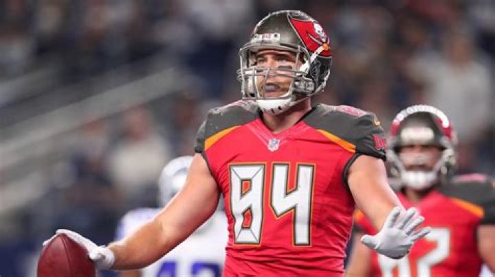 Cameron Brate Height, Weight, Net Worth, Age, Birthday, Wikipedia, Who, Nationality, Biography