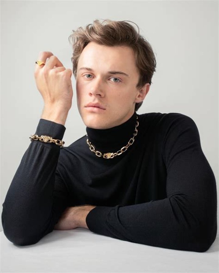 Christopher Briney Height, Weight, Net Worth, Age, Birthday, Wikipedia, Who, Nationality, Biography