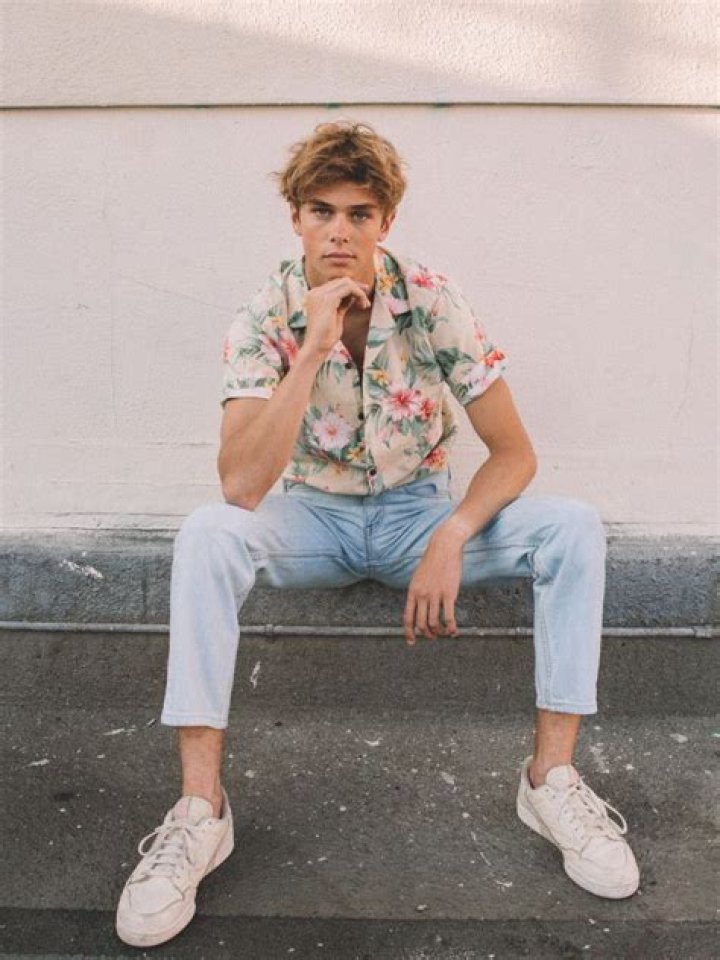 
Cole Alves Height, Weight, Net Worth, Age, Birthday, Wikipedia, Who, Nationality, Biography 