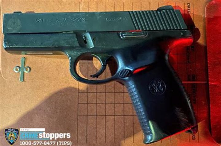 
Cops shoot armed suspect in Queens after man points firearm while fleeing 