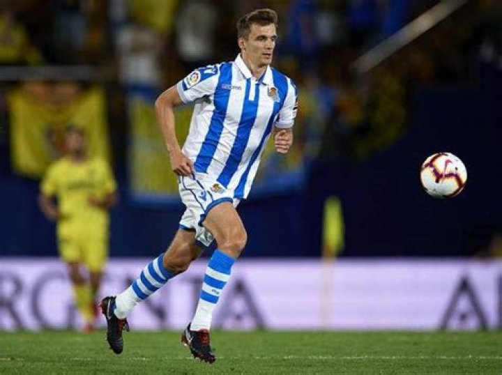 
Diego Llorente Height, Weight, Net Worth, Age, Birthday, Wikipedia, Who, Nationality, Biography 