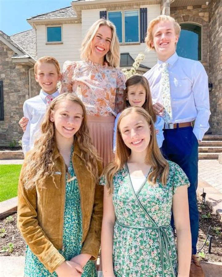 
Does Jodi Gordon Have A Sister? Everything To Know About Her Siblings And Parents 