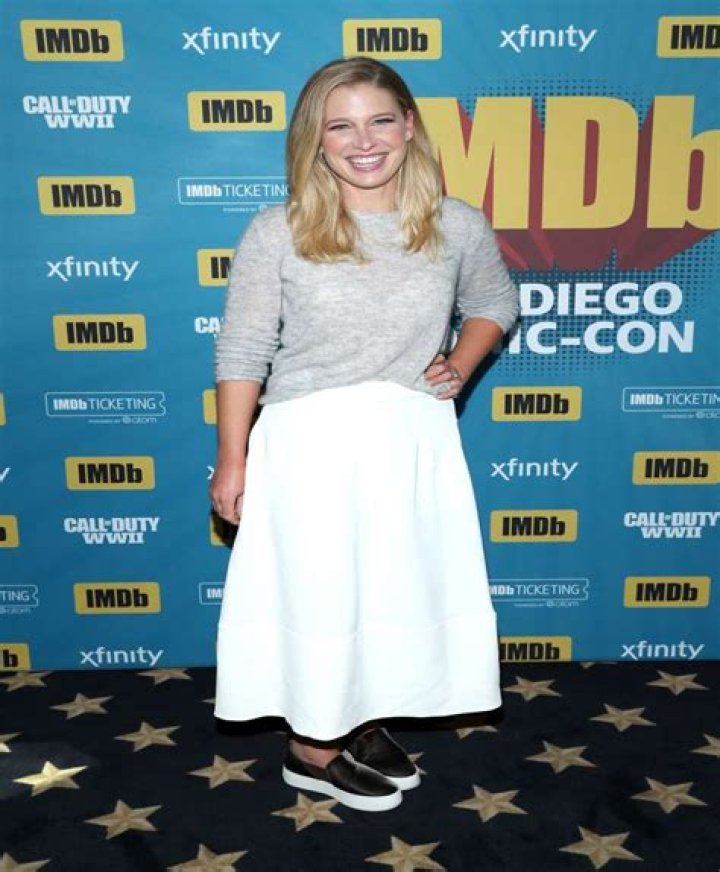 
Ellen Woglom Height, Weight, Net Worth, Age, Birthday, Wikipedia, Who, Nationality, Biography 