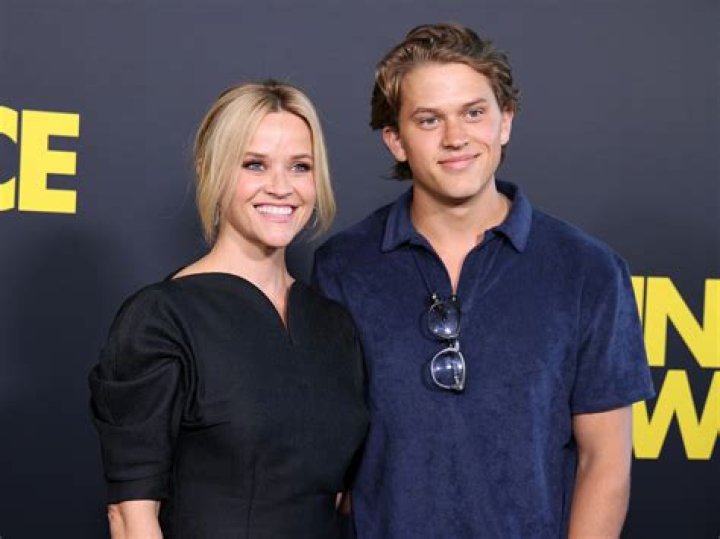 
Fans hope Reese Witherspoon and Ryan Phillippe get back together after Legally Blonde star announces Jim Toth divorce 