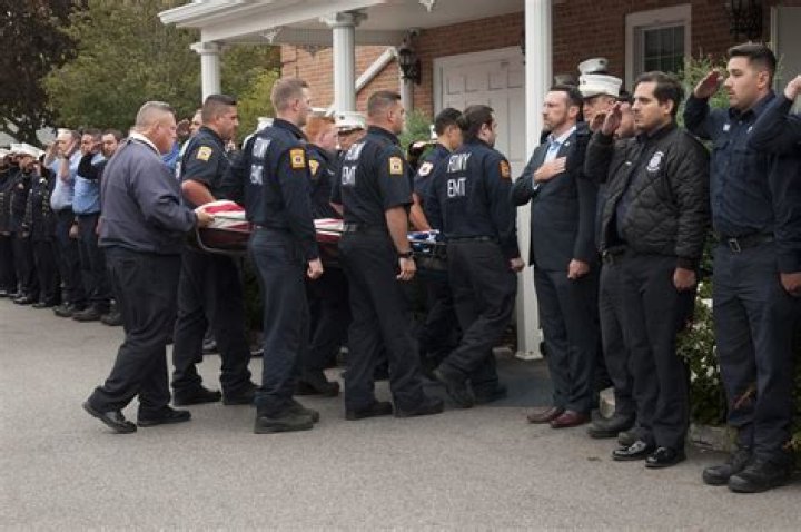 
Florida murder suspect prays with sergeant outside church following arrest 