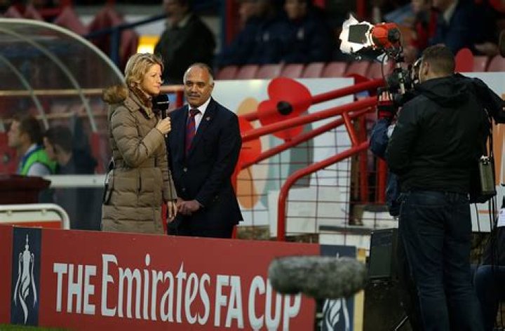 Football Commentator Jacqui Oatley Husband Jamie And Their Married Life