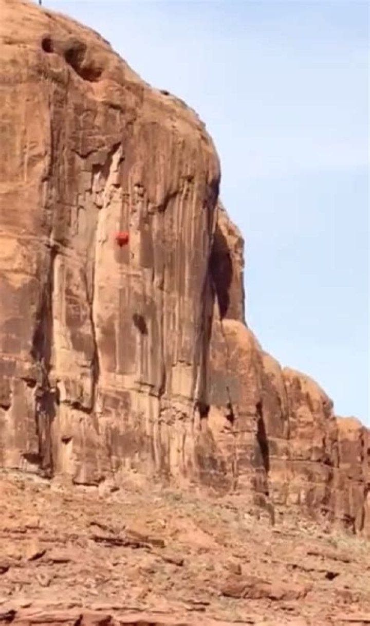 
Hiker’s Video Captures Terrifying Moment BASE Jumper Slams into Canyon Wall, Then Dangles from Cliff 