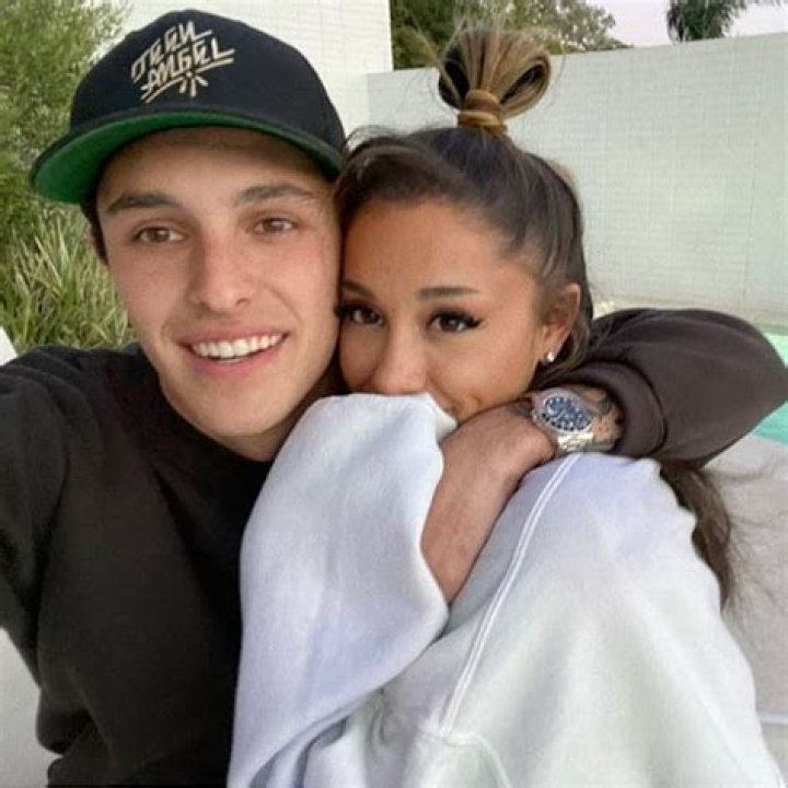 
Is Ariana Grande Married? Ariana Grande Husband, Nationality, Height, Net Worth, And More 