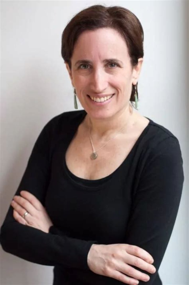 
Is Pam Allyn Married? Her Bio, Age, Husband and Net worth 