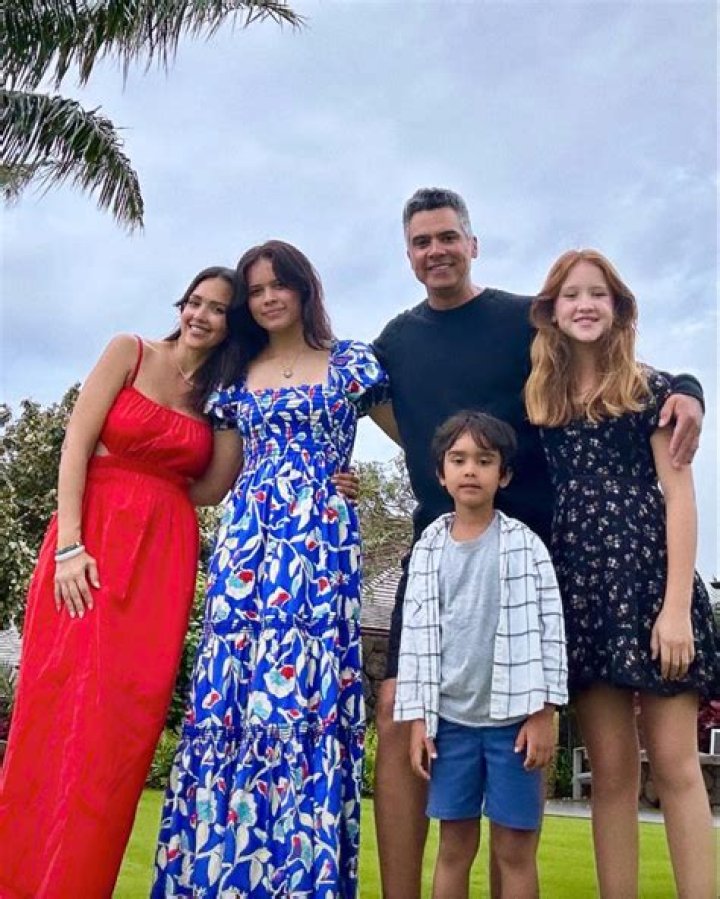 
Jessica Alba Posts Thanksgiving Photos With Husband Cash Warren and Kids: ‘The Most Grateful’ 