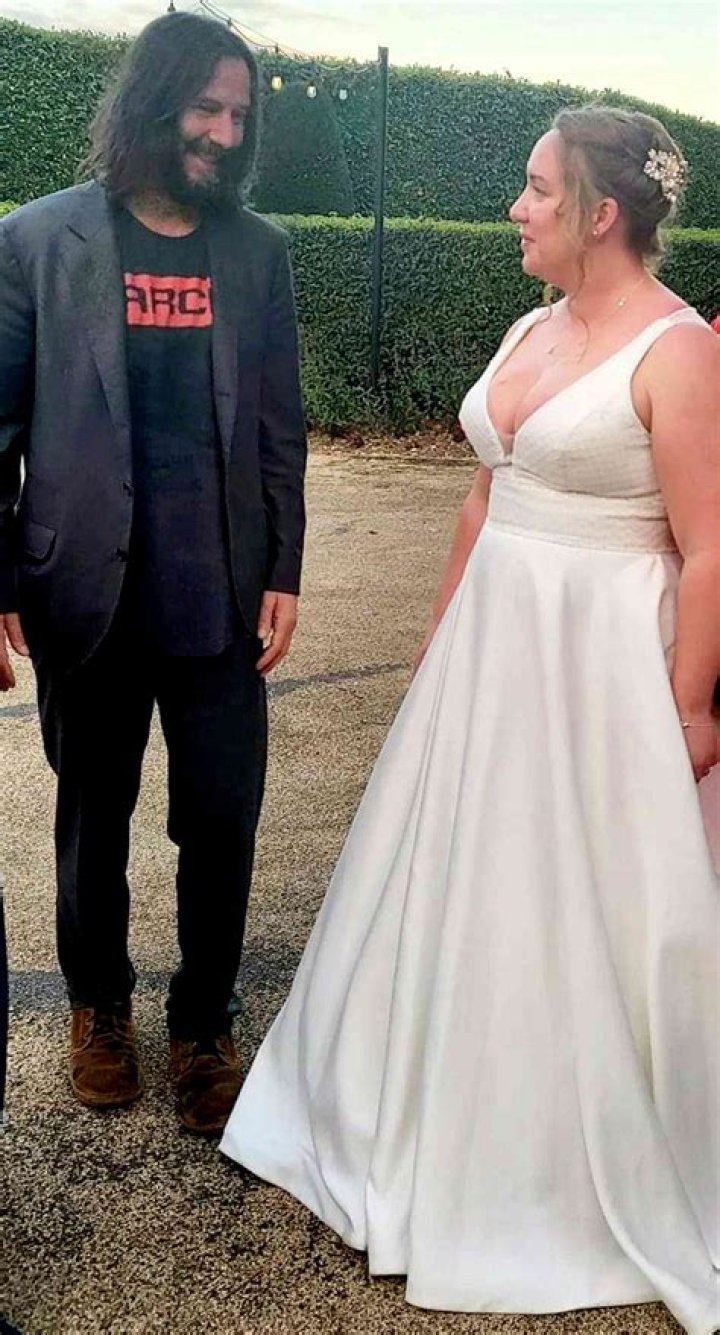 
Keanu Reeves Crashes British Couple’s Wedding 