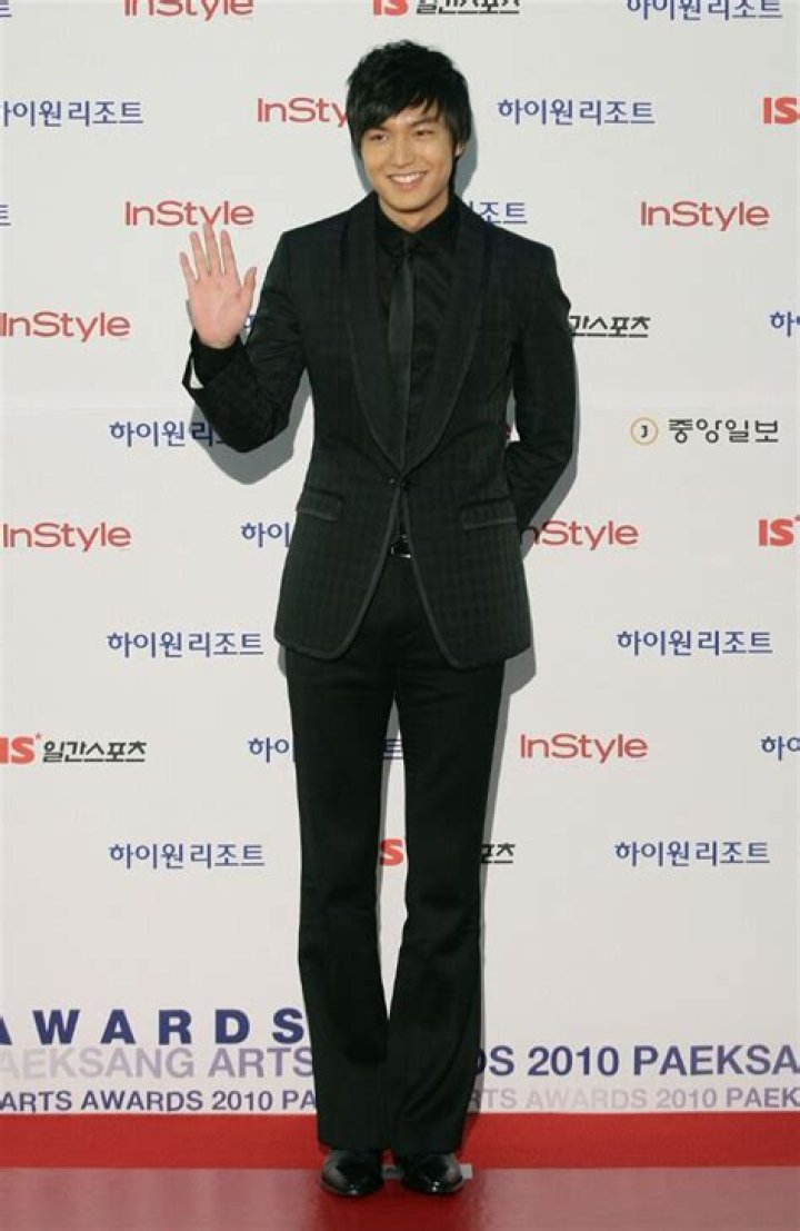 
Kim Sun-Ho Height, Weight, Net Worth, Age, Birthday, Wikipedia, Who, Nationality, Biography 