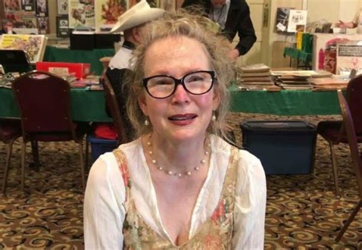 
Laurie Stephens Height, Weight, Net Worth, Age, Birthday, Wikipedia, Who, Nationality, Biography 