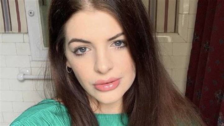 
Lorde’s Younger Sister Indy Yelich Unveils Sneak Peek At Debut Single ‘Threads’ 