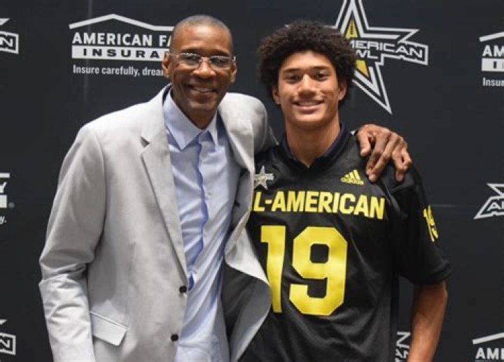 
Meet Kyle Hamilton Parents, Dad Derrick Hamilton Was A Basketball Player 