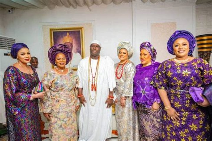 
Olori Mariam, Ooni’s Wife, Passionately Prays For Him At His Surprise Birthday Party. 