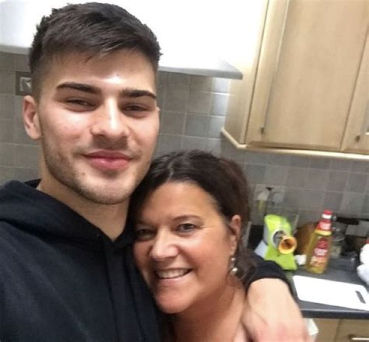 
Owen Warner Mother Polly Warner Is Instagram Famous 