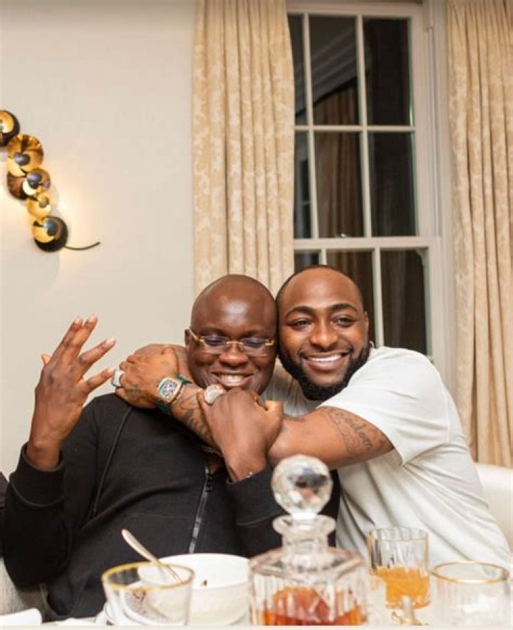 
Pastor Tobi Adegboyega Presents Davido’s Fiancee, Chioma, With A Hermes Birkin Bag Worth Over N70 Million. 