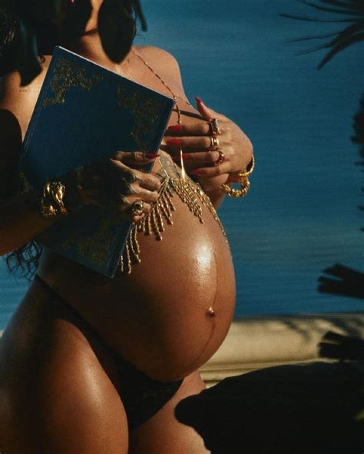 
Rihanna shares topless maternity photos with baby bump | Photos 