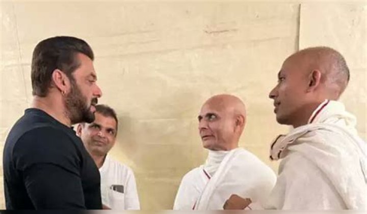 
Salman Khan meets Jain monk as he accomplishes 180-day fast 