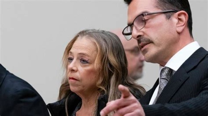 
White Women From The Jury Faced Panic Attack During The Closing Arguments in R. Kelly Child Abuse Case 