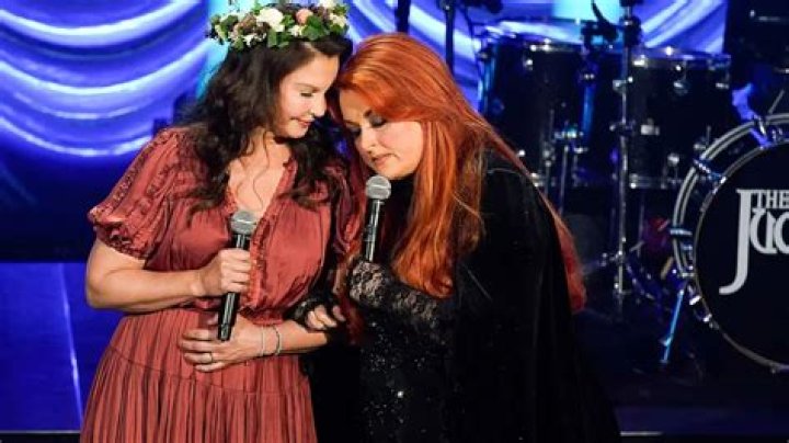 
Wynonna Judd Duets Song Roasting TikToker’s Food Hack —Using a Butter Stick as a Microphone 